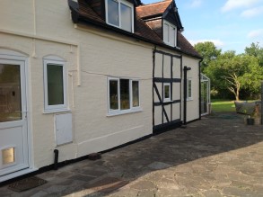 用贝尔佐纳 (Belzona) 5151（厚浆护层）保护建筑物墙体，防止进水