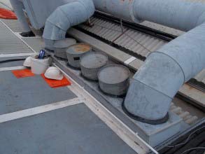 用贝尔佐纳 (Belzona) 2211（MP 厚浆型高分子橡胶）封闭全部接缝